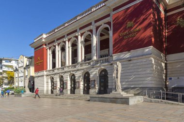 RUSE, BULGARIA -NOVEMBER 2, 2020: Bulgaristan 'ın Ruse kentinin merkezinde devlet operası