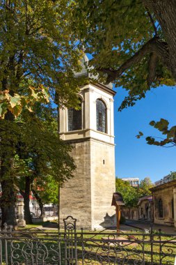 RUSE, BULGARIA -NOVEMBER 2, 2020: Bulgaristan 'ın Ruse kentinin merkezindeki Kutsal Üçlemeci Ortodoks Kilisesi