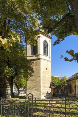 RUSE, BULGARIA -NOVEMBER 2, 2020: Bulgaristan 'ın Ruse kentinin merkezindeki Kutsal Üçlemeci Ortodoks Kilisesi