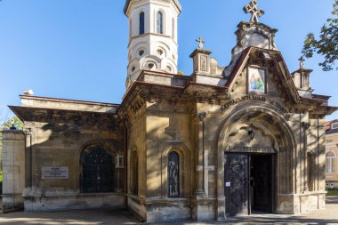 RUSE, BULGARIA -NOVEMBER 2, 2020: Bulgaristan 'ın Ruse kentinin merkezindeki Kutsal Üçlemeci Ortodoks Kilisesi