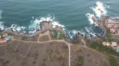 Bulgaristan 'ın Burgaz Bölgesi Çernomoretler kentinin kıyı şeridinin günbatımı hava manzarası 