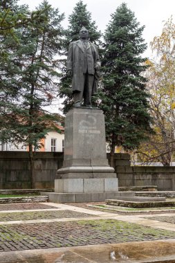 MONTANA, BULGARIA - 22 Kasım 2020: Bulgaristan 'ın Montana kentinin merkezinde Hristo Mihaylov Anıtı