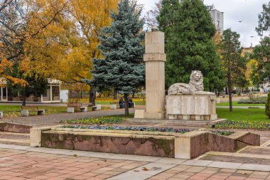 MONTANA, BULGARIA - 22 Kasım 2020: Bulgaristan 'ın Montana kentinin merkezindeki tipik bina ve cadde