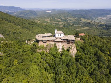 Bulgaristan 'ın Saint George, Lovech bölgesindeki Ortaçağ Glozhene Manastırı' nın hava manzarası