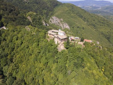 Bulgaristan 'ın Saint George, Lovech bölgesindeki Ortaçağ Glozhene Manastırı' nın hava manzarası