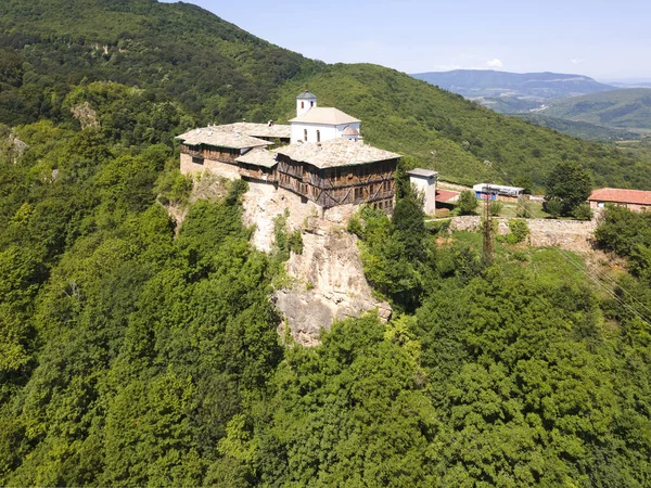 공중에서 중세의 수도원성 로베치 불가리아 — 스톡 사진