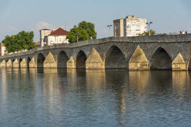 SVILENGRAD, BULGARIA - 19 Temmuz 2020: Maritsa Nehri üzerindeki 16. yüzyıl Mustafa Paşa Köprüsü (Eski Köprü) Bulgaristan 'ın Haskovo Bölgesi, Svilengrad kentindeki