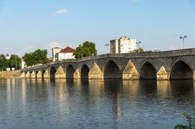 SVILENGRAD, BULGARIA - 19 Temmuz 2020: Maritsa Nehri üzerindeki 16. yüzyıl Mustafa Paşa Köprüsü (Eski Köprü) Bulgaristan 'ın Haskovo Bölgesi, Svilengrad kentindeki