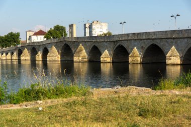 SVILENGRAD, BULGARIA - 19 Temmuz 2020: Maritsa Nehri üzerindeki 16. yüzyıl Mustafa Paşa Köprüsü (Eski Köprü) Bulgaristan 'ın Haskovo Bölgesi, Svilengrad kentindeki