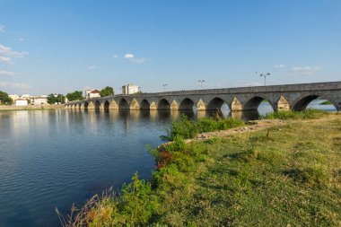 SVILENGRAD, BULGARIA - 19 Temmuz 2020: Maritsa Nehri üzerindeki 16. yüzyıl Mustafa Paşa Köprüsü (Eski Köprü) Bulgaristan 'ın Haskovo Bölgesi, Svilengrad kentindeki