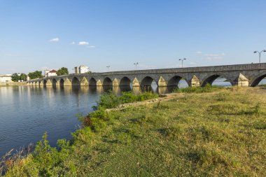 SVILENGRAD, BULGARIA - 19 Temmuz 2020: Maritsa Nehri üzerindeki 16. yüzyıl Mustafa Paşa Köprüsü (Eski Köprü) Bulgaristan 'ın Haskovo Bölgesi, Svilengrad kentindeki