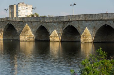 SVILENGRAD, BULGARIA - 19 Temmuz 2020: Maritsa Nehri üzerindeki 16. yüzyıl Mustafa Paşa Köprüsü (Eski Köprü) Bulgaristan 'ın Haskovo Bölgesi, Svilengrad kentindeki