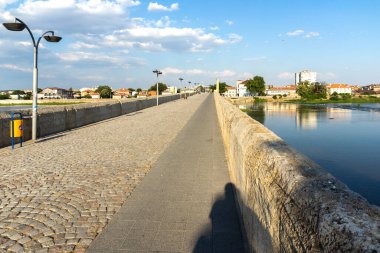SVILENGRAD, BULGARIA - 19 Temmuz 2020: Maritsa Nehri üzerindeki 16. yüzyıl Mustafa Paşa Köprüsü (Eski Köprü) Bulgaristan 'ın Haskovo Bölgesi, Svilengrad kentindeki