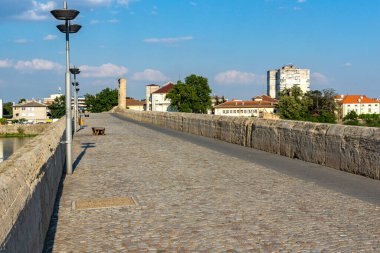 SVILENGRAD, BULGARIA - 19 Temmuz 2020: Maritsa Nehri üzerindeki 16. yüzyıl Mustafa Paşa Köprüsü (Eski Köprü) Bulgaristan 'ın Haskovo Bölgesi, Svilengrad kentindeki