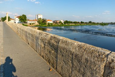 SVILENGRAD, BULGARIA - 19 Temmuz 2020: Maritsa Nehri üzerindeki 16. yüzyıl Mustafa Paşa Köprüsü (Eski Köprü) Bulgaristan 'ın Haskovo Bölgesi, Svilengrad kentindeki