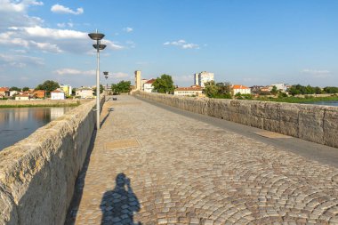 SVILENGRAD, BULGARIA - 19 Temmuz 2020: Maritsa Nehri üzerindeki 16. yüzyıl Mustafa Paşa Köprüsü (Eski Köprü) Bulgaristan 'ın Haskovo Bölgesi, Svilengrad kentindeki