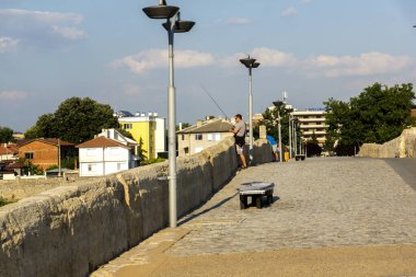 SVILENGRAD, BULGARIA - 19 Temmuz 2020: Maritsa Nehri üzerindeki 16. yüzyıl Mustafa Paşa Köprüsü (Eski Köprü) Bulgaristan 'ın Haskovo Bölgesi, Svilengrad kentindeki
