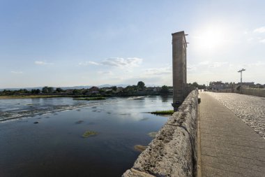 SVILENGRAD, BULGARIA - 19 Temmuz 2020: Maritsa Nehri üzerindeki 16. yüzyıl Mustafa Paşa Köprüsü (Eski Köprü) Bulgaristan 'ın Haskovo Bölgesi, Svilengrad kentindeki