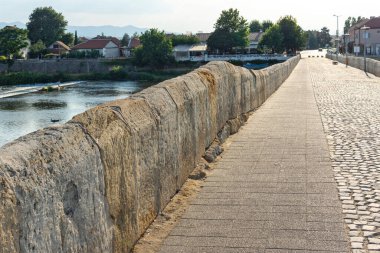 SVILENGRAD, BULGARIA - 19 Temmuz 2020: Maritsa Nehri üzerindeki 16. yüzyıl Mustafa Paşa Köprüsü (Eski Köprü) Bulgaristan 'ın Haskovo Bölgesi, Svilengrad kentindeki