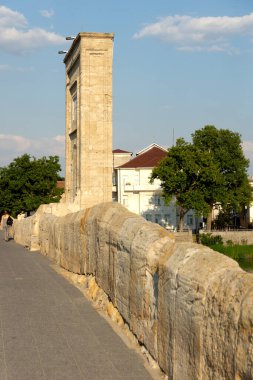 SVILENGRAD, BULGARIA - 19 Temmuz 2020: Maritsa Nehri üzerindeki 16. yüzyıl Mustafa Paşa Köprüsü (Eski Köprü) Bulgaristan 'ın Haskovo Bölgesi, Svilengrad kentindeki