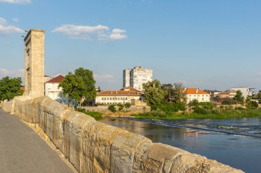 SVILENGRAD, BULGARIA - 19 Temmuz 2020: Maritsa Nehri üzerindeki 16. yüzyıl Mustafa Paşa Köprüsü (Eski Köprü) Bulgaristan 'ın Haskovo Bölgesi, Svilengrad kentindeki