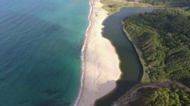 Bulgaristan 'ın Burgaz Bölgesi Sinemorets köyü, Veleka Nehri' nin ağzındaki sahil manzarası