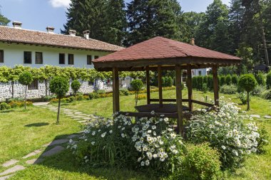 KLISURA MONASTERY, BULGARIA - 10 AĞUSTOS 2014: Bulgaristan 'ın Montana bölgesindeki Aziz Kiril ve Methodius' a adanmış Ortaçağ Klisura Manastırı