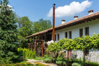 KLISURA MONASTERY, BULGARIA - 10 AĞUSTOS 2014: Bulgaristan 'ın Montana bölgesindeki Aziz Kiril ve Methodius' a adanmış Ortaçağ Klisura Manastırı