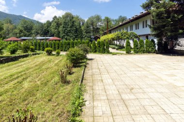 KLISURA MONASTERY, BULGARIA - 10 AĞUSTOS 2014: Bulgaristan 'ın Montana bölgesindeki Aziz Kiril ve Methodius' a adanmış Ortaçağ Klisura Manastırı