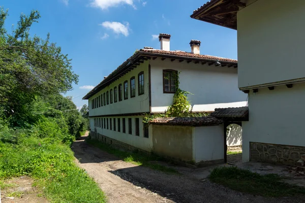 KLISURA MONASTERY, BULGARIA - 10 AĞUSTOS 2014: Bulgaristan 'ın Montana bölgesindeki Aziz Kiril ve Methodius' a adanmış Ortaçağ Klisura Manastırı