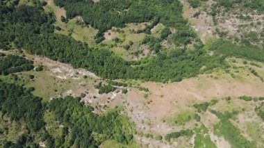 Bulgaristan 'ın Filibe Bölgesi Asenovgrad kasabası yakınlarındaki Rodop Dağları' nın hava manzarası