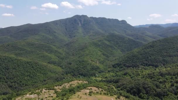 Vista Aérea Las Montañas Rhodope Cerca Ciudad Asenovgrad Región Plovdiv — Vídeos de Stock
