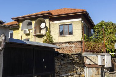 LOVECH, BULGARIA - 8 Kasım 2020: Bulgaristan 'ın Varosha kentindeki Eski Lovech kasabasında 19. yüzyıldan kalma Eski Evler