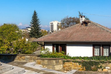 LOVECH, BULGARIA - 8 Kasım 2020: Bulgaristan 'ın Varosha kentindeki Eski Lovech kasabasında 19. yüzyıldan kalma Eski Evler