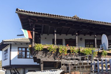 LOVECH, BULGARIA - 8 Kasım 2020: Bulgaristan 'ın Varosha kentindeki Eski Lovech kasabasında 19. yüzyıldan kalma Eski Evler