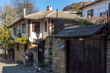 LOVECH, BULGARIA - 8 Kasım 2020: Bulgaristan 'ın Varosha kentindeki Eski Lovech kasabasında 19. yüzyıldan kalma Eski Evler