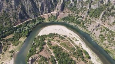 Bulgaristan 'ın Arda Nehri kıvrımlı ve Fildişi Reservoir kentinin hava manzarası