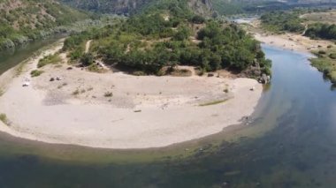 Bulgaristan 'ın Arda Nehri kıvrımlı ve Fildişi Reservoir kentinin hava manzarası