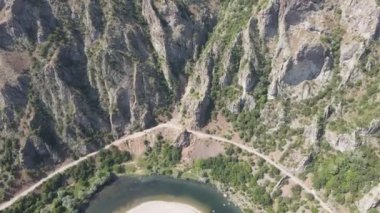 Bulgaristan 'ın Arda Nehri kıvrımlı ve Fildişi Reservoir kentinin hava manzarası