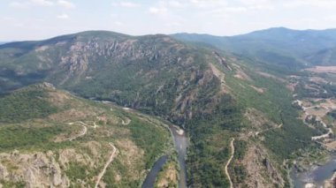 Bulgaristan 'ın Arda Nehri kıvrımlı ve Fildişi Reservoir kentinin hava manzarası