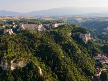 Melnik kum piramitlerinin hava günbatımı manzarası, Blagoevgrad bölgesi, Bulgaristan