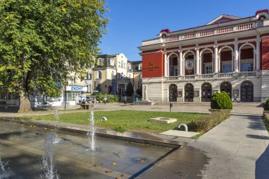 RUSE, BULGARIA -NOVEMBER 2, 2020: Bulgaristan 'ın Rusya kentinin merkezinde Devlet Operası İnşa Edilmesi