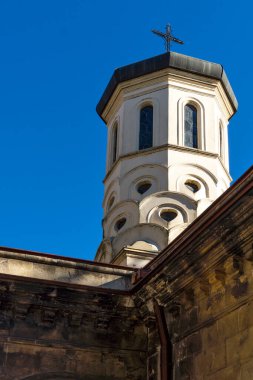 RUSE, BULGARIA -NOVEMBER 2, 2020: Bulgaristan 'ın Ruse kentinin merkezindeki Kutsal Üçlemeci Ortodoks Kilisesi