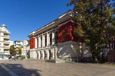 RUSE, BULGARIA -NOVEMBER 2, 2020: Bulgaristan 'ın Rusya kentinin merkezinde Devlet Operası İnşa Edilmesi