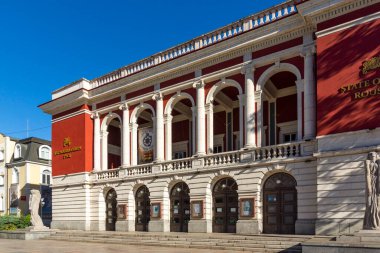 RUSE, BULGARIA -NOVEMBER 2, 2020: Bulgaristan 'ın Rusya kentinin merkezinde Devlet Operası İnşa Edilmesi