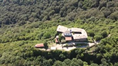 Bulgaristan 'ın Saint George, Lovech bölgesindeki Ortaçağ Glozhene Manastırı' nın hava manzarası