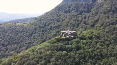 Bulgaristan 'ın Saint George, Lovech bölgesindeki Ortaçağ Glozhene Manastırı' nın hava manzarası