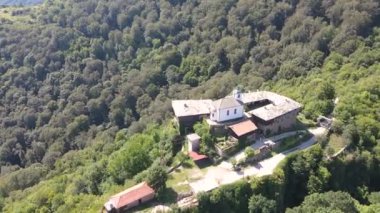 Bulgaristan 'ın Saint George, Lovech bölgesindeki Ortaçağ Glozhene Manastırı' nın hava manzarası