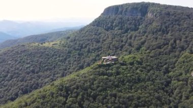 Bulgaristan 'ın Saint George, Lovech bölgesindeki Ortaçağ Glozhene Manastırı' nın hava manzarası