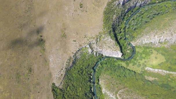 ブルガリア ゴールド パネガ川沿いのイスカル パネガ ジオパークの空中展望 — ストック動画